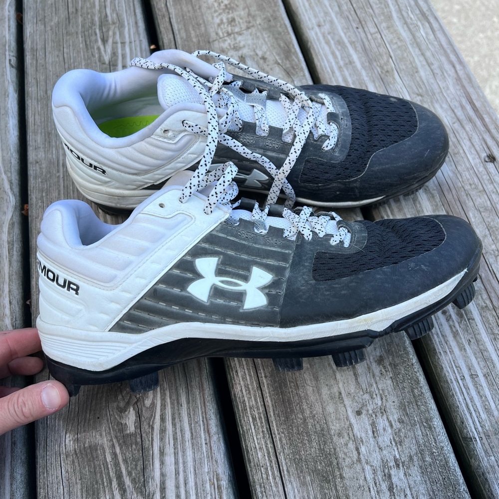 Under Armour size 10.5 cleats. Excellent condition.
